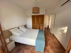 Posteľ alebo postele v izbe v ubytovaní Villa con piscina privada y gran jardín