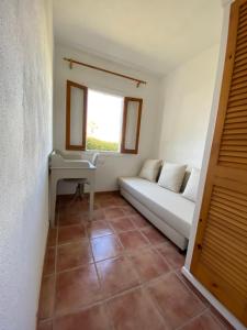 Posedenie v ubytovaní Villa con piscina privada y gran jardín
