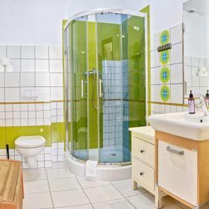 a bathroom with a shower and a toilet at Stanica Żeglarska Otago in Pisz