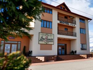 un hotel con la parte delantera del edificio en Motel Infinit en Târgu Jiu