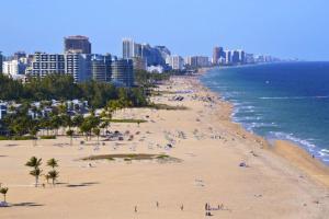 Gallery image of Delsole- Waterfront Beachhome,heatedpool,wlk2beach in Fort Lauderdale