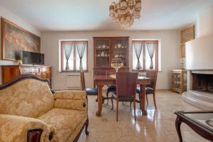 Posedenie v ubytovaní Villa Miramare