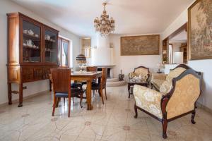 Posedenie v ubytovaní Villa Miramare