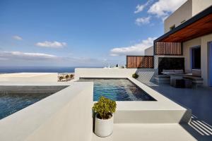 My Santorini Villa, Pyrgos Luxury في بيرغوس: منزل مع مسبح وإطلالة على المحيط