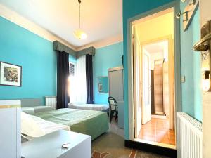 Habitación de hotel con 2 camas y espejo en Hotel Doria en Chiavari