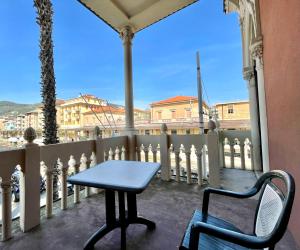 un tavolo blu e una sedia sul balcone di Hotel Doria a Chiavari