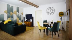 a living room with a couch and a table and chairs at FeWo Zeitreise in Görlitz