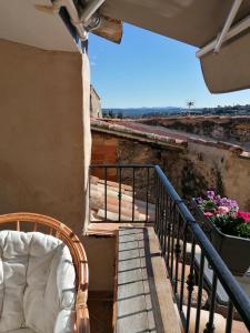 - un balcon avec un lit et un escalier fleuri dans l'établissement Gabriel Philis, à Cotignac