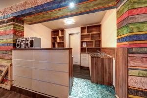 een keuken met een muur van verschillend gekleurd hout bij Hotel Varly Bryag in Boergas