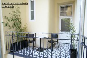 札格雷布的住宿－Fingerprint Luxury Apartments 2，阳台位于门旁,配有椅子和植物