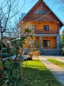 una casa con un árbol delante en La Șicu, en Breaza