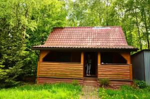 Photo de la galerie de l'établissement Malinowe Wzgórze całoroczny domek 30 km od Rzeszowa, à Brzeżanka