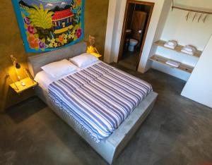 Un pat sau paturi într-o cameră la Urla Surf House