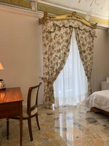 - une chambre avec un lit, un bureau et une fenêtre dans l'établissement Terebinto, à Bronte