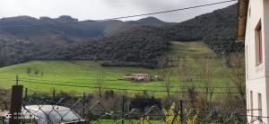 Blick auf einen Hügel mit einem Haus darauf in der Unterkunft Posada Ojedo Los Ñeros in Ojedo