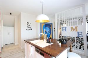 A kitchen or kitchenette at ALPSUITES SAFRAN
