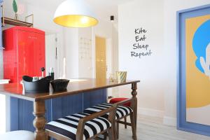 A kitchen or kitchenette at ALPSUITES SAFRAN