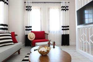 A seating area at ALPSUITES SAFRAN
