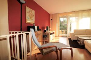 ein Wohnzimmer mit einem Stuhl und einem Sofa in der Unterkunft Ferienwohnung Schenefelder Drift in Schenefeld
