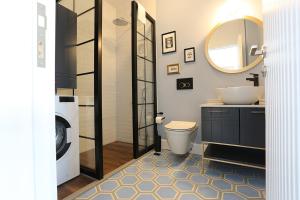 A bathroom at ALPSUITES SAFRAN