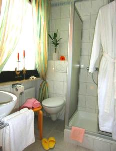 Koupelna v ubytování Hotel zur Schmiede + 37 fotografií