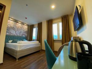 ベルリンにあるHotel Grand Innのベッドとテレビがあるホテルの部屋