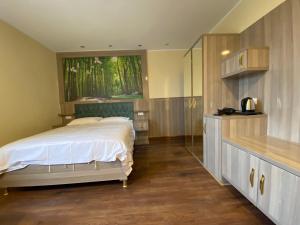 ベルリンにあるHotel Grand Innの白いベッドと窓のある寝室