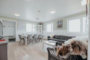 Nhà bếp/bếp nhỏ tại Brúnastaðir Holiday Home