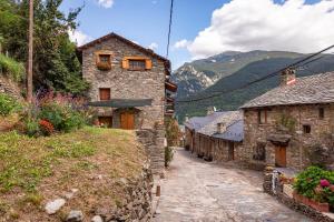 un callejón en un pueblo con edificios de piedra en Apartament SIAT, en Queralbs 39 fotos más