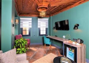 Телевизор и/или развлекательный центр в Sunset Hotel Marmaris