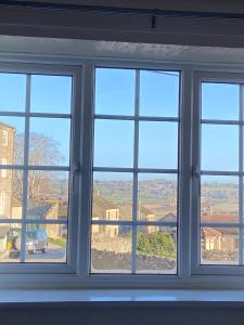 okno z czterema oknami w pokoju w obiekcie Vale Cottage w mieście Middleham