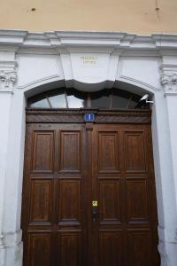 a large wooden door in a building at FeWo Zeitreise I - zauberhafte Altstadtmomente erleben in Görlitz