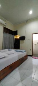 Tempat tidur dalam kamar di Abadi Homestay