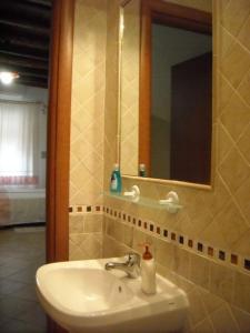 ein Bad mit einem Waschbecken und einem Spiegel in der Unterkunft Note Sulla Piazza in Cagliari
