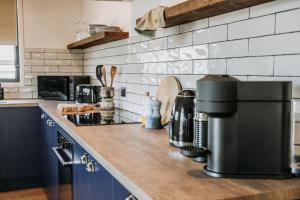 een keuken met een aanrecht met een koffiezetapparaat bij Olive Grove Winton in Winton
