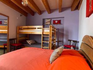 1 dormitorio con 2 literas y 2 sillas en Beck Domaine du Rempart, en Dambach-la-Ville