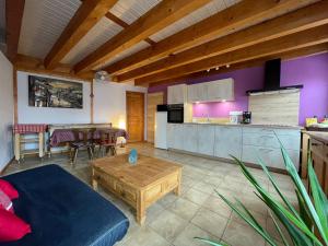 cocina y sala de estar con sofá y mesa en Beck Domaine du Rempart, en Dambach-la-Ville