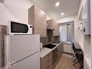 Una cocina con un refrigerador blanco y un microondas. en Vico dell'amore, en Rapallo