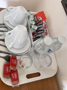 uma bandeja com pratos e chávenas e bebidas numa mesa em Diamonds Lodge near York Hospital em York