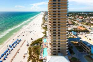 vistas a la playa y a un edificio alto en Seychelles 907, en Panama City Beach