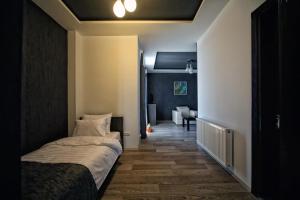 una piccola camera con letto e corridoio di Continental Hotel a Kutaisi Altre 32 foto