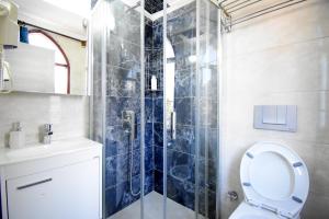 ein Badezimmer mit Dusche, Toilette und Waschbecken in der Unterkunft Eroglu City Hotel in Fethiye