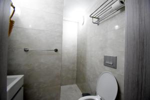 Ein Badezimmer in der Unterkunft Eroglu City Hotel