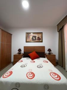 ArouにあるApartamentos María de Lucía - Piso Aのベッドルーム1室(大型ベッド1台、赤と白の毛布付)
