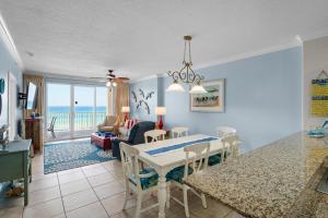 cocina y sala de estar con mesa y comedor en Ocean Villa 405, en Panama City Beach