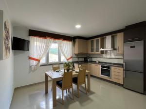 ArouにあるApartamentos María de Lucía - Piso Aのキッチン(テーブル、椅子付)、窓付きのキッチン