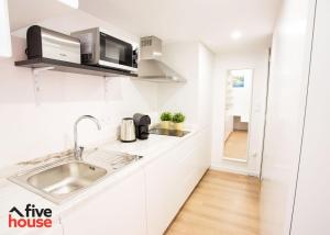 波多的住宿－Five House 14A，白色的厨房配有水槽和微波炉