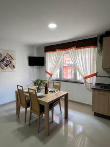 ArouにあるApartamentos María de Lucía - Piso Aのテーブルと椅子と窓のあるダイニングルーム