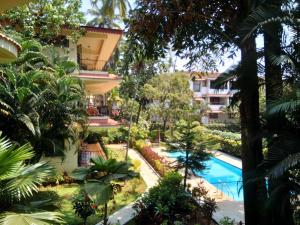 vista aerea di un resort con piscina di Haven Amidst Nature in Villa Palmas, Arpora a Goa Velha