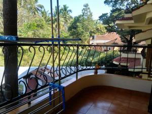balcone con vista sul cortile di Haven Amidst Nature in Villa Palmas, Arpora a Goa Velha